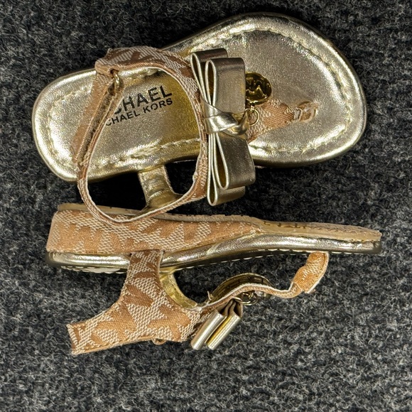 Gold Bow-Embellished Kids Sandals - Picture 3 of 7